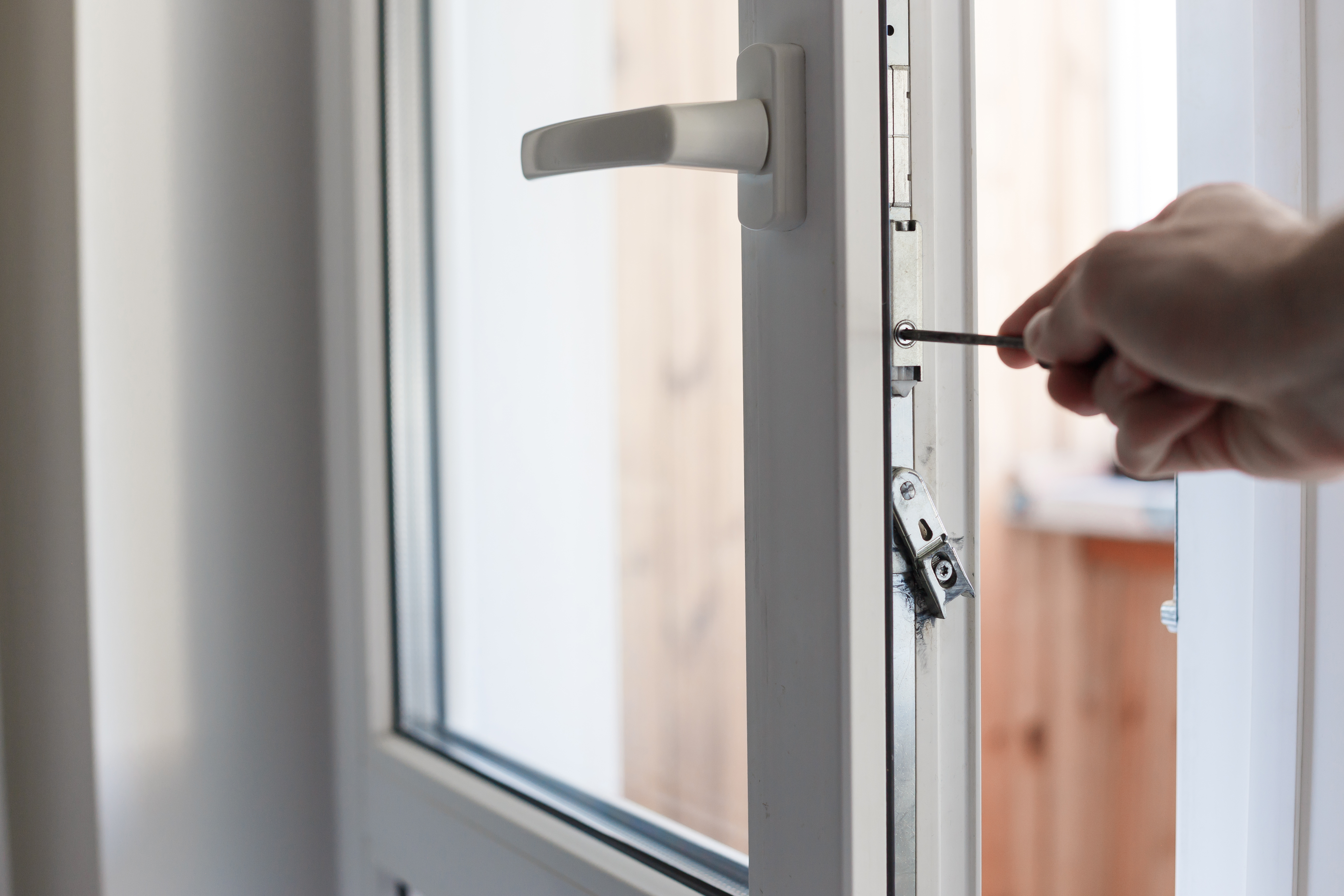 Como consertar porta, janela ou tranca emperrada
